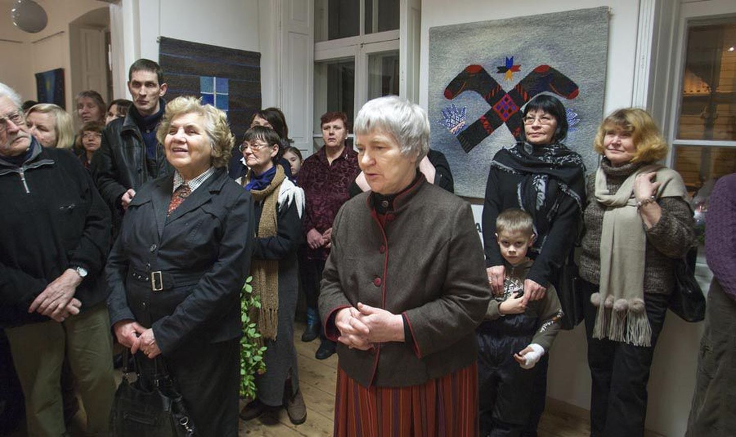 Anu Raua näituse «Eesti asi» avamine Kondase keskuses oli meeleolukas ja rahvarohke.