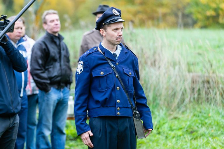 Argo Aadli on militsionäär Jüri Kessner 10. augustil 2018 Tallinna teletorni juures sarja «ENSV» järjekordse jao salvestamisel.