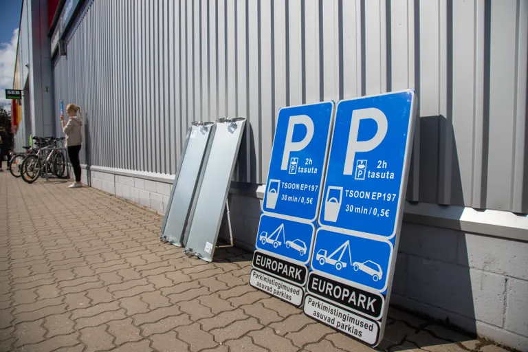 Teisipäeval pandi Centrumi kaubanduskeskuse parklatesse märgid ja tahvlid, mis informeerivad uuest parkimiskorrast ning teavitavad rikkujaid trahvivõimalusest.