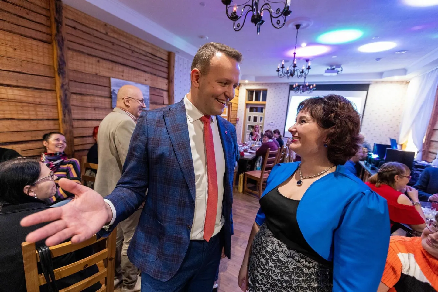 Sotsiaaldemokraatliku Erakonna esimees Lauri Läänemets ja partei Türi osakonna esimees Ele Enn.