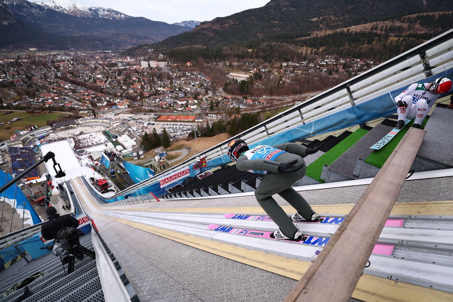 Norralane Halvor Egner Granerud laskub Garmisch-Partenkircheni suusahüppetornist mäele.