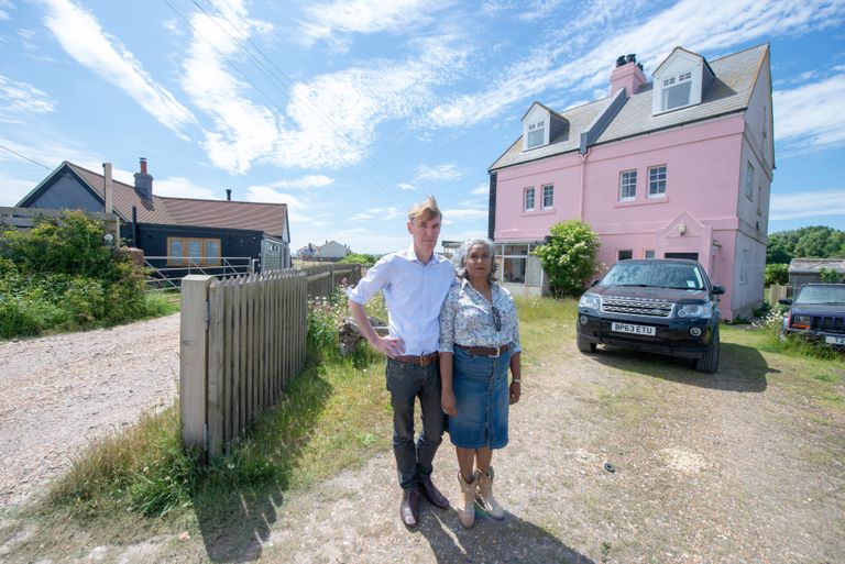 Nigel ja Sheila Jacklin oma maja ees. Selja taha jääb naabrite maja, sellest vasakule meri, kuhu Jacklinid nüüd ringiga minema peavad.
