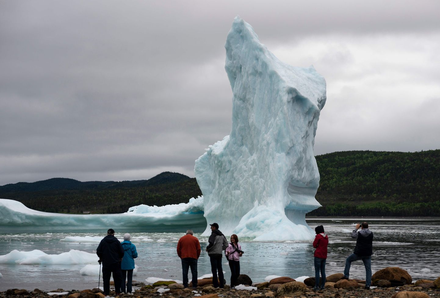 Jäämägi Kanada Newfoundlandi idaranniku juures. Igal kevadel ja suvel saabub hulk turiste erineva kujuga jäämägesid vaatama
