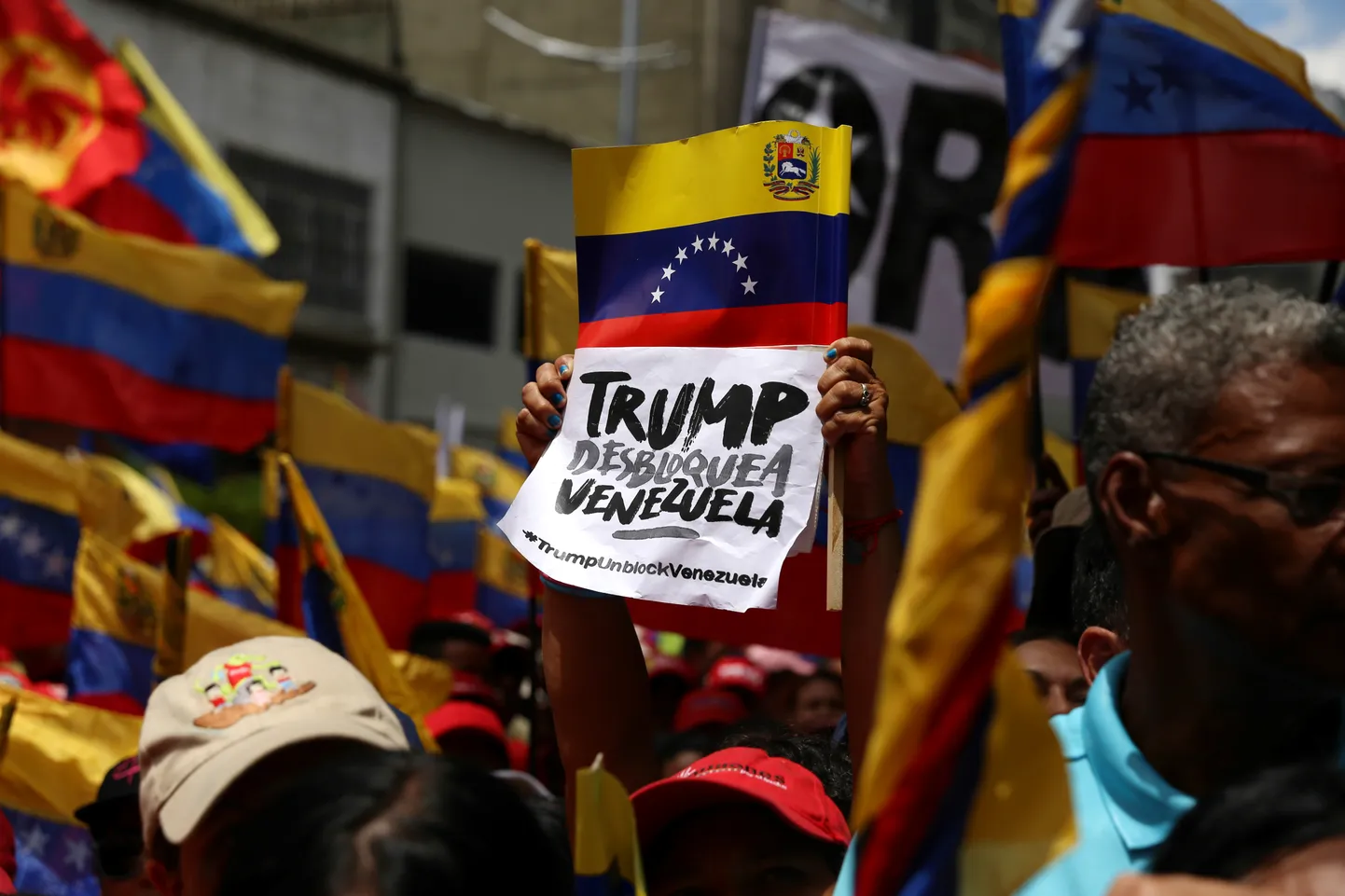 Meeleavaldaja Venezuela pealinna Caracase tänaval 7. augustil. Sildile kirjutatud sõnumiga nõuab ta USA-lt Venezuelale kehtestatud sanktsioonide tühistamist.