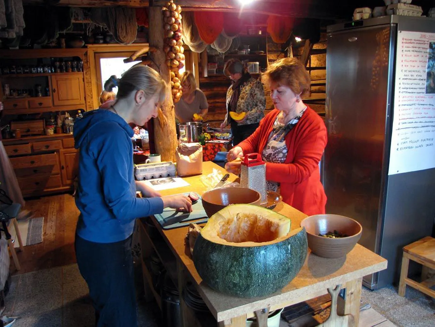 Kõrvitsapäeval jagasid naised omavahel ülesanded ära ning tegid Murese talu köögis valmis kolm maitsvat rooga.
