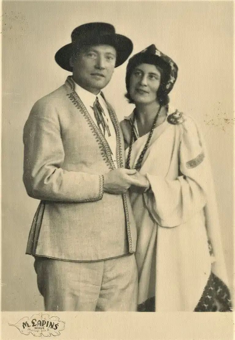 Rakstnieks, publicists, gleznotājs un dievturu dižvadonis Ernests Brastiņš (1892–1942) kopā ar pirmo sievu Mildu, 1920. gadu beigas.