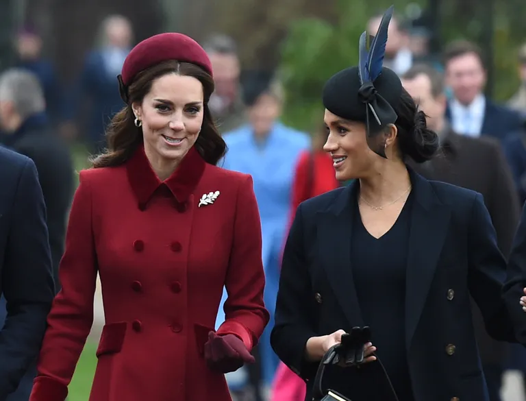 Cambridge'i hertsoginna Catherine (vasakul) ja Sussexi hertsoginna Meghan 25. detsembril Norfolkis Sandringhamis teel jõulujumalateenistusele