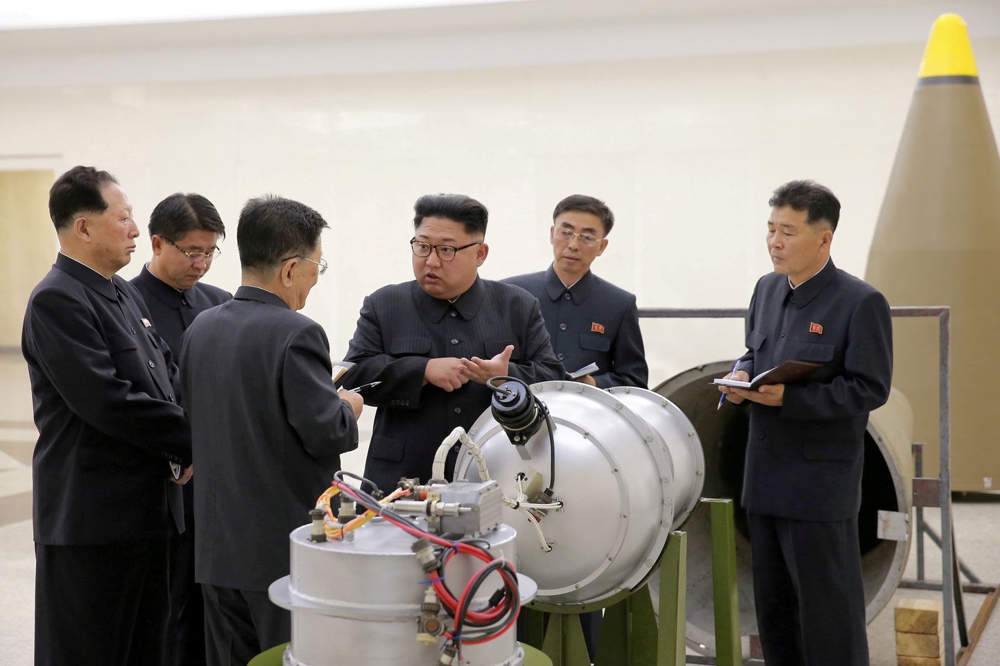 Kim Jong-un eelmise aasta septembris oma teadlasi tuumaprogrammi osas juhendamas.