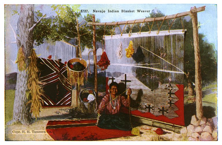 Postkaart, millel on kujutatud navaho indiaanlast vaipa kudumas