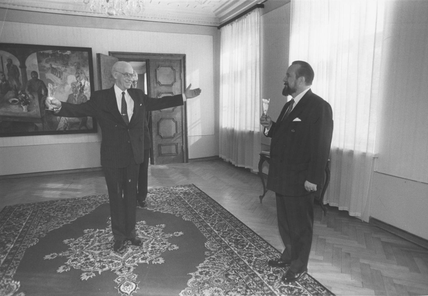 Lennart Meri 1994. aastal oma 65. sünnipäeval. Paremal Ülo Nugis.