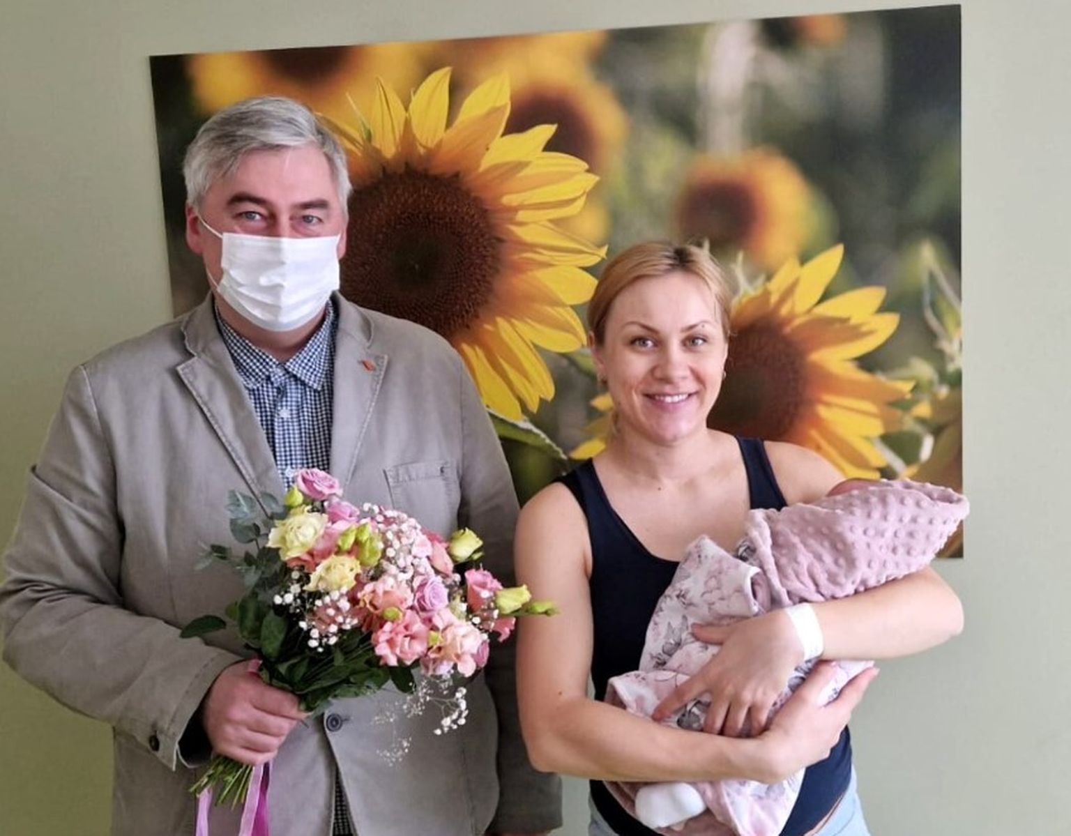 Māmiņu Inesi un mazulīti Melāniju sveic slimnīcas valdes priekšsēdētājs Juris Lācis.
