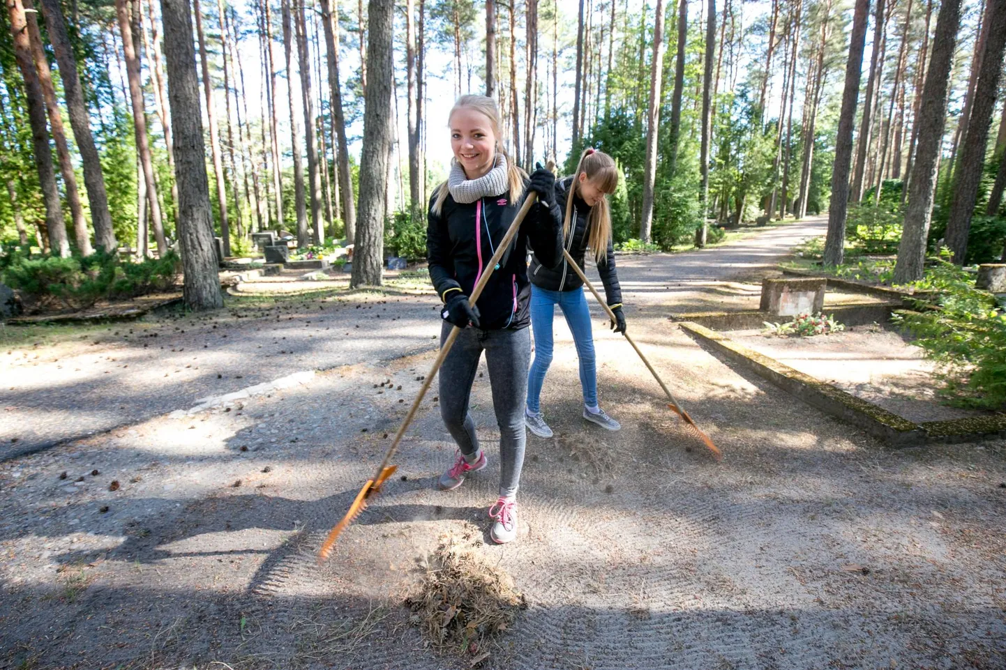 Õpilasmaleva liikmed tööhoos.