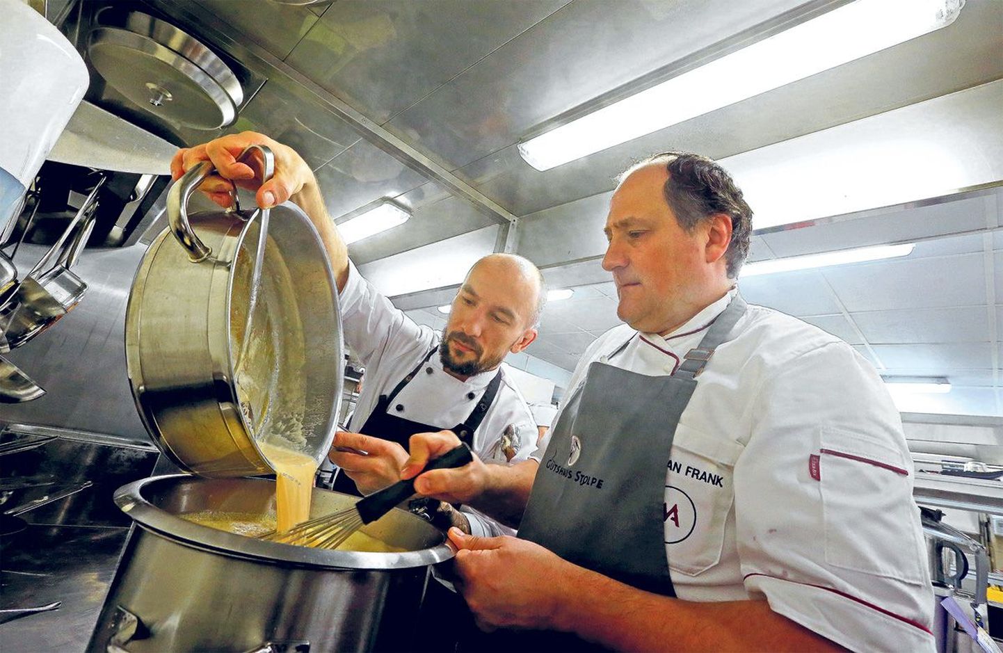 Eile valmistasid Saksa tippkokk Stefan Frank (paremal) ja restorani Hõlm peakokk Lauri Ülenurm ette segu, millest tehakse täna karamellijäätist.