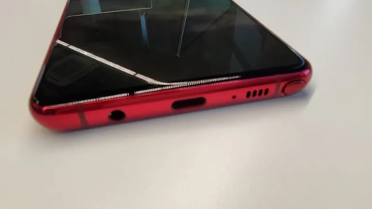 Note 10 Lite on nii klassikalise kõrvaklapisisendi kui ka puutepliiatsiga.