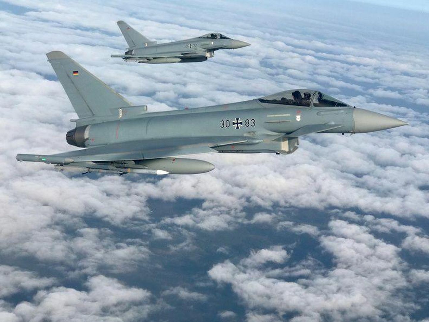 Hävituslennukid Eurofighter Typhoon teevad harjutusi.