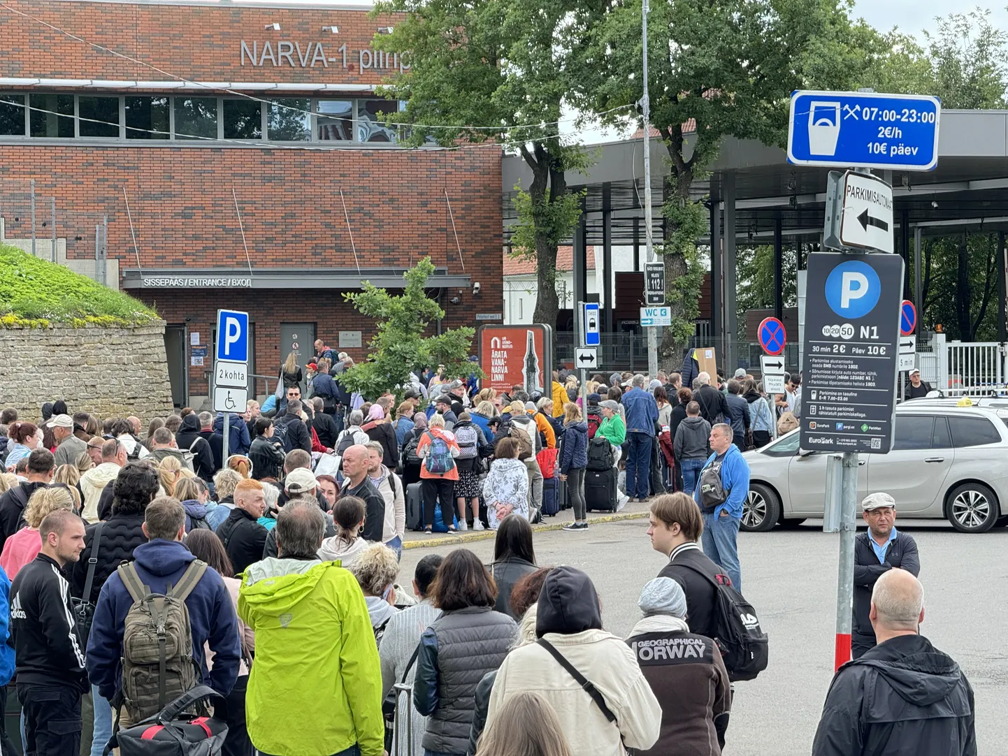 Järjekord Narva piiripunktis reedel, 21. juunil.