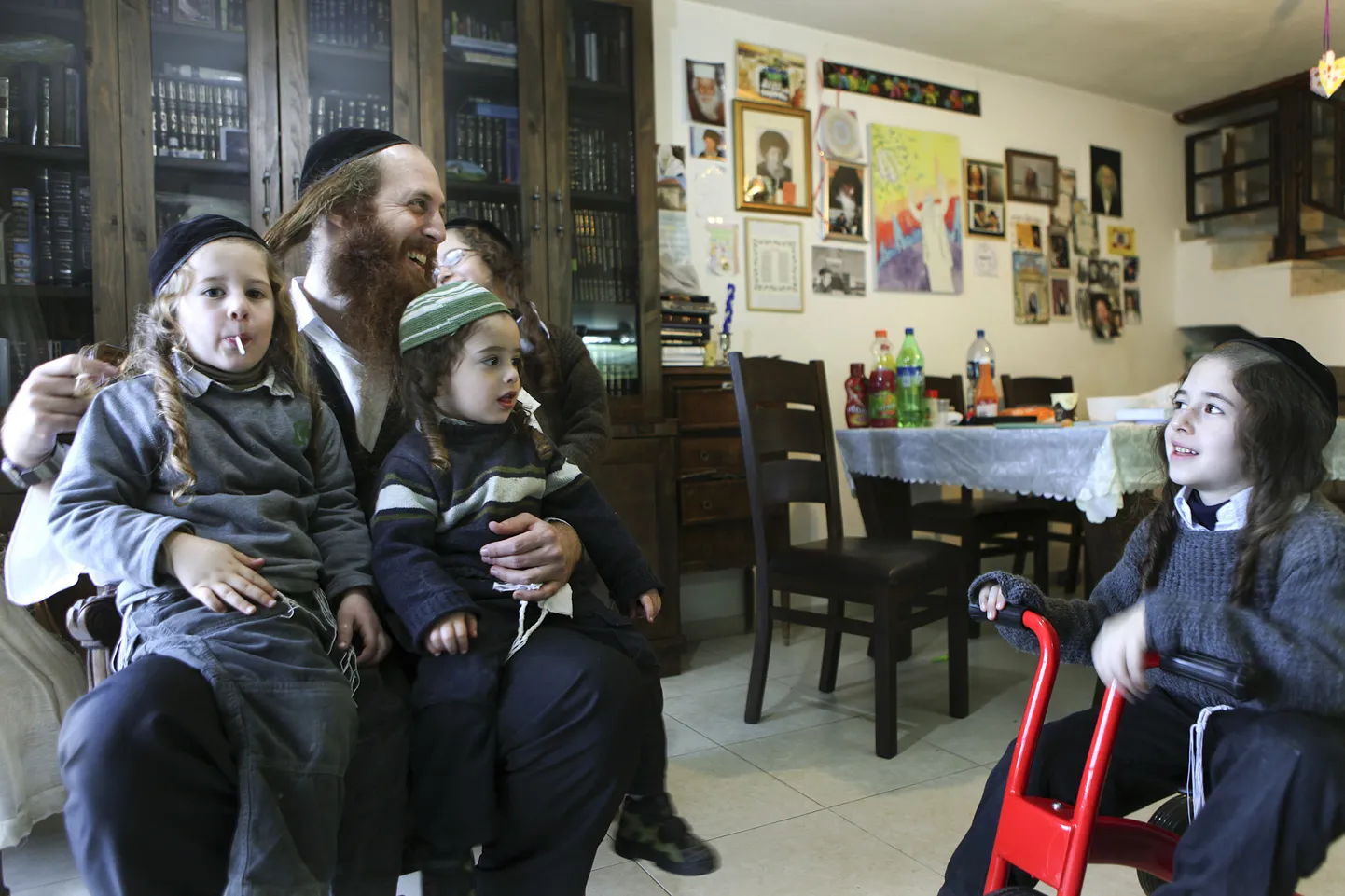 Väga religioosne perekond Iisraelis. Isa poegadega.