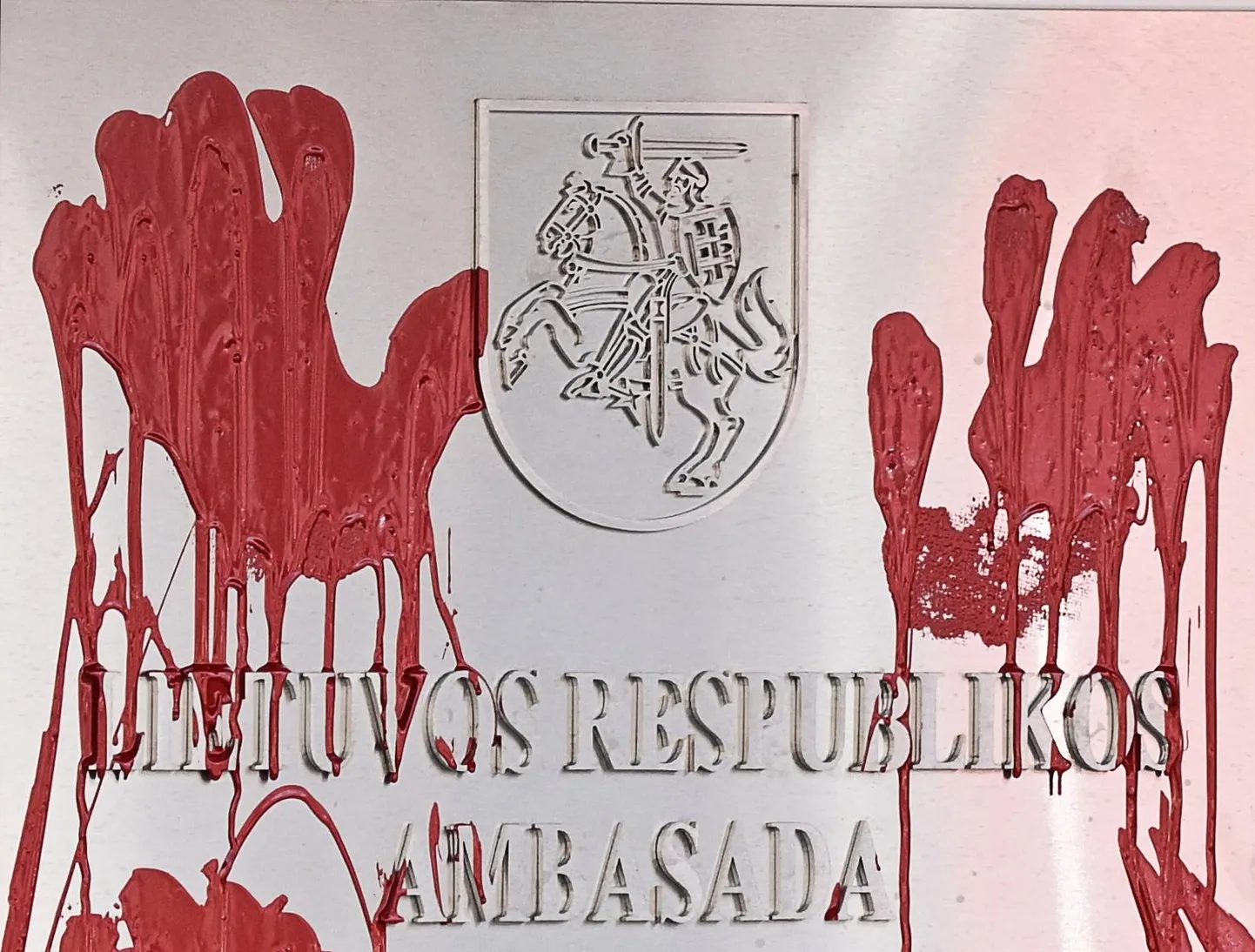 Vandaalid rikkusid 12. augustil Moskvas Leedu saatkonnahoone fassaadi punase värviga.