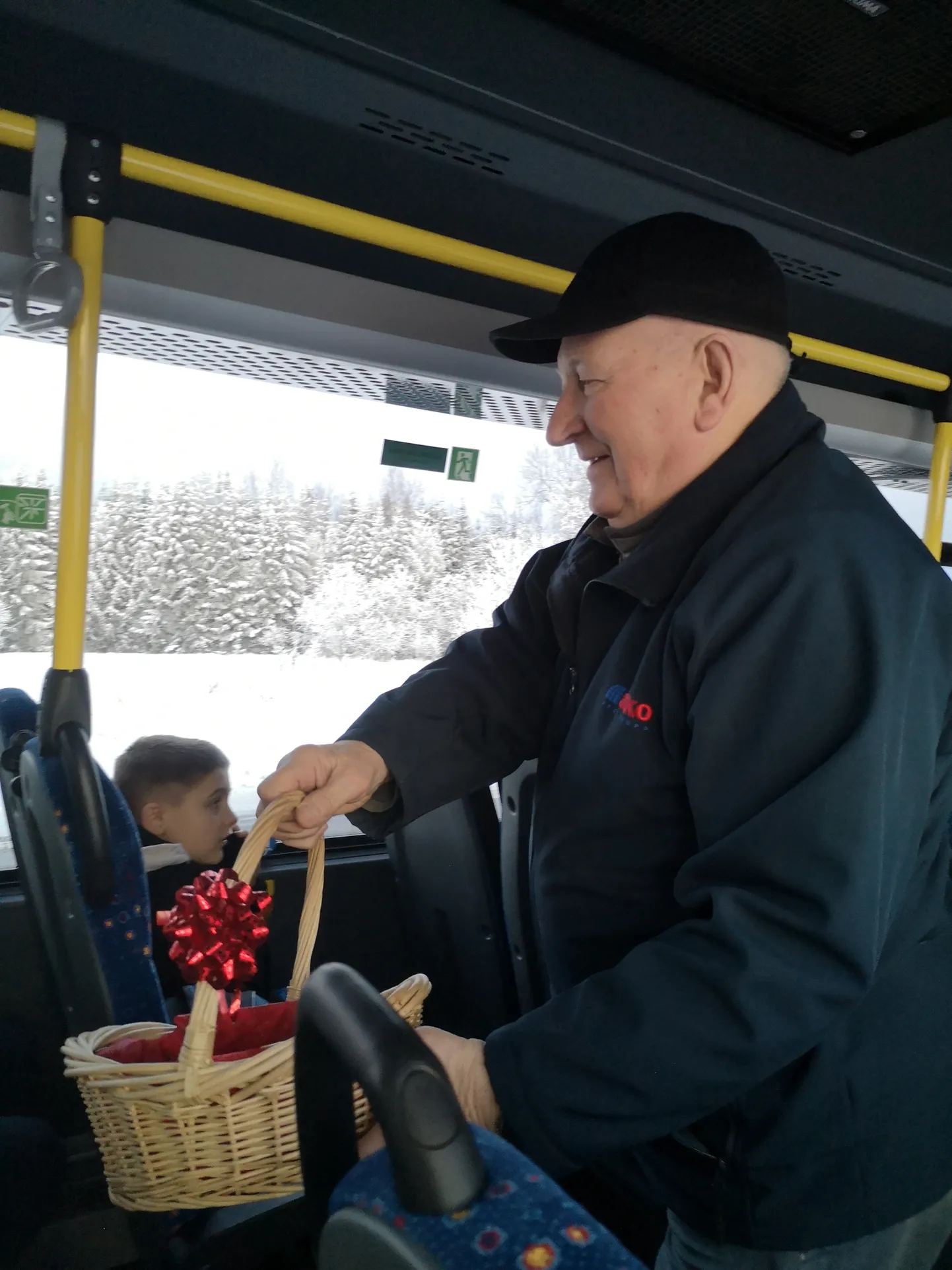 Atko bussijuht Vello Niinsalu ei pidanud paljuks tuua reisijate näole sõbrapäeva puhul naeratus.