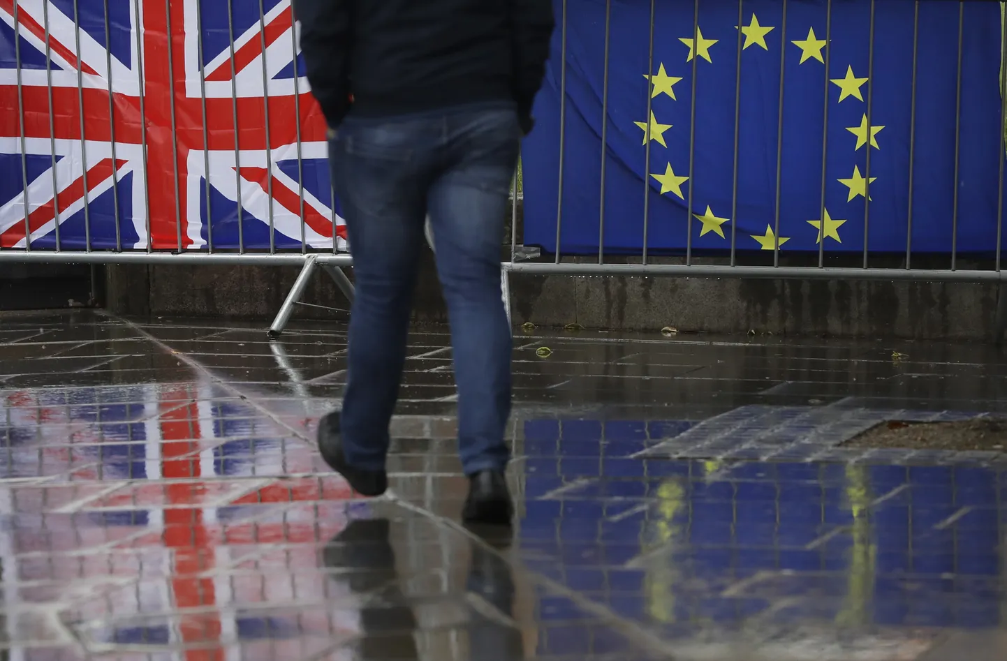 Londonis parlamendi ette kinnitatud lipud.