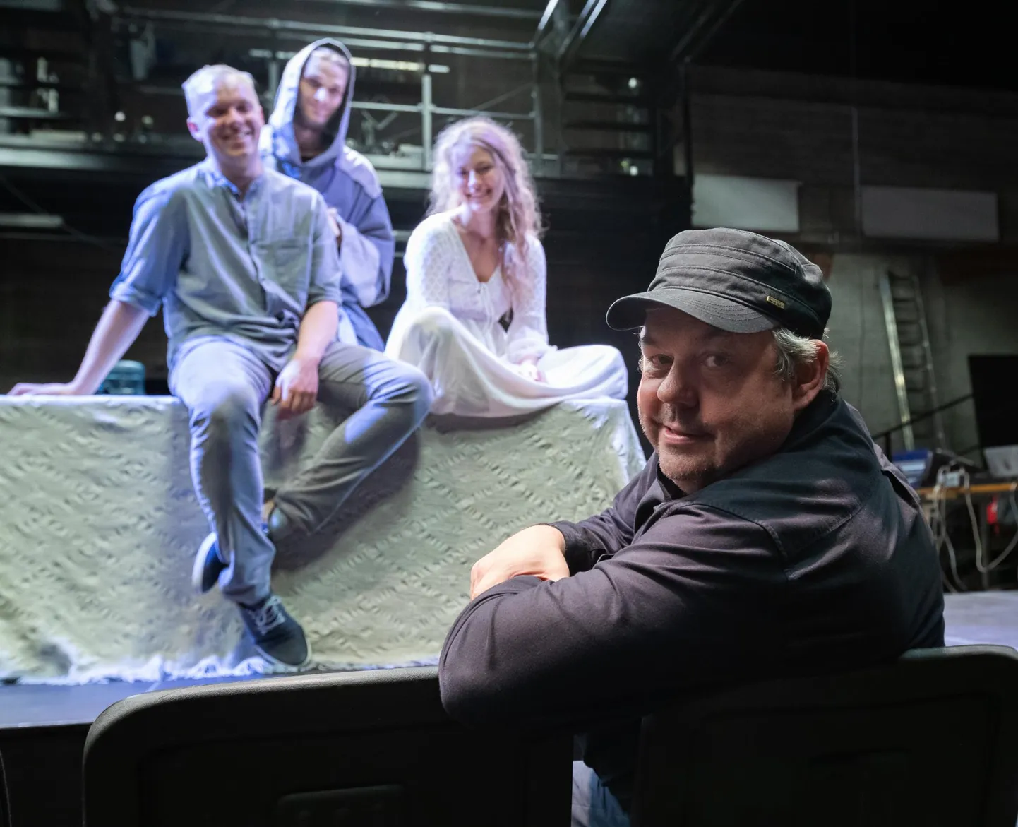Aare Toikka lavastuse «Romeo ja Julia» läbimängul. 3. septembril Vabal Laval esietenduva lavastuse peaosade raskust kannavad Henessi Schmidt ja Karmo Nigula, fotol ka lavastuses mängiv VAT Teatri näitleja Ago Soots.