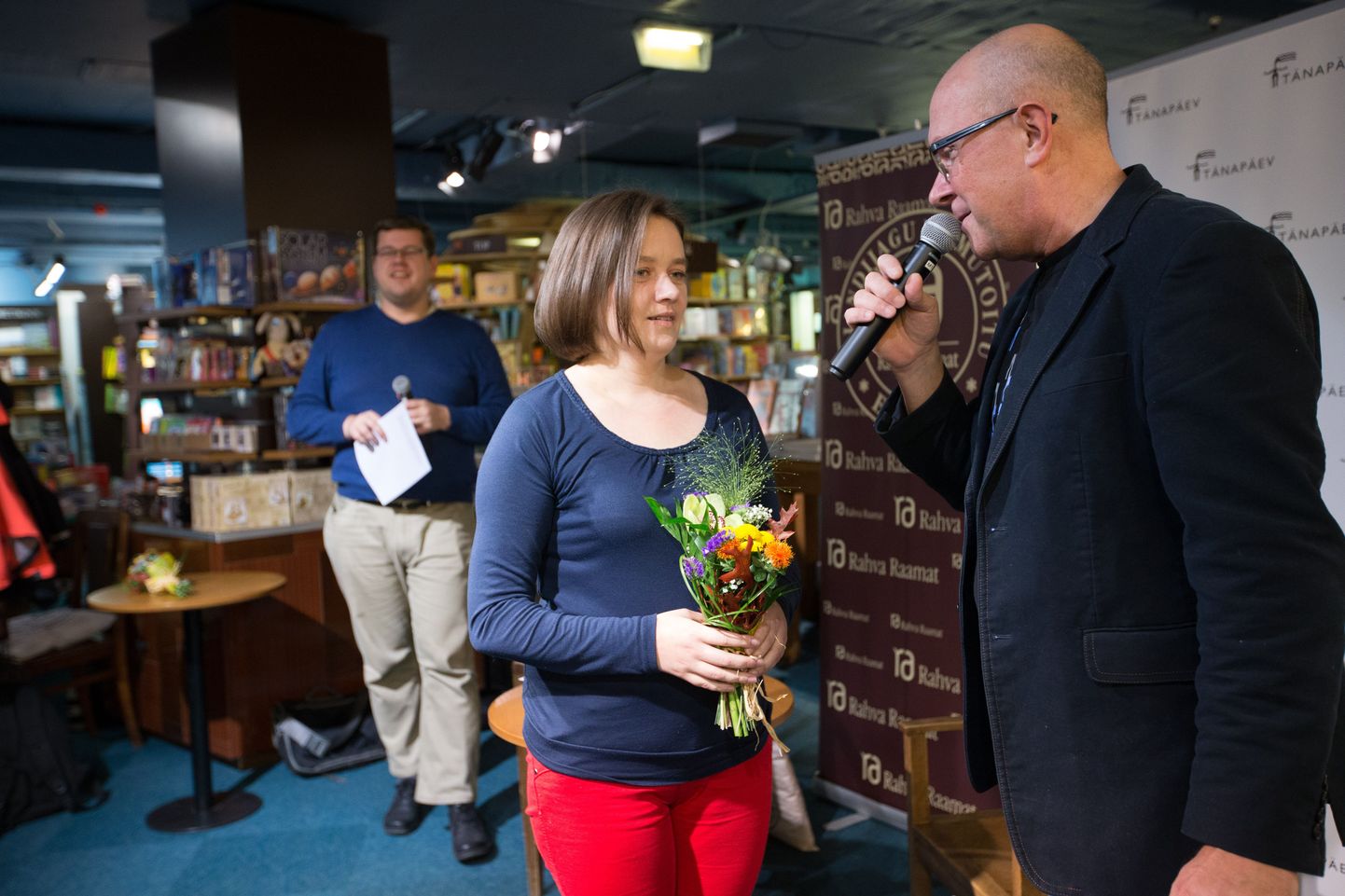 Pildil Mairi Laurik 2016. aastal, mil ta saavutas käsikirjaga "Novembriöö kirjad" Tänapäeva romaanivõistluse teise koha.