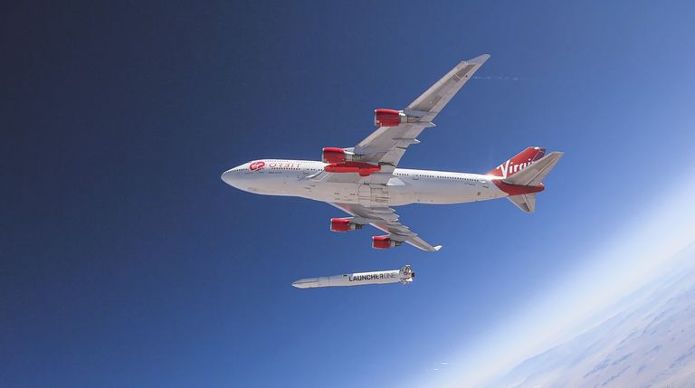 Virgin Orbiti Boeing 747-400 lennuk Cosmic Girl ja rakett LauncherOne