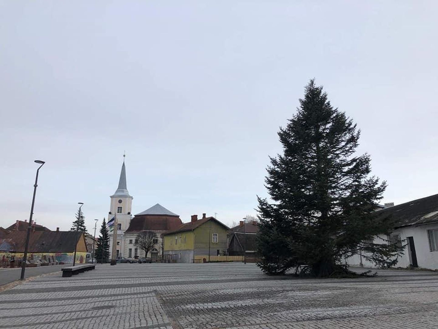 Valga keskväljaku jõulupuu eemaldati oma kohalt 18. veebruaril.
