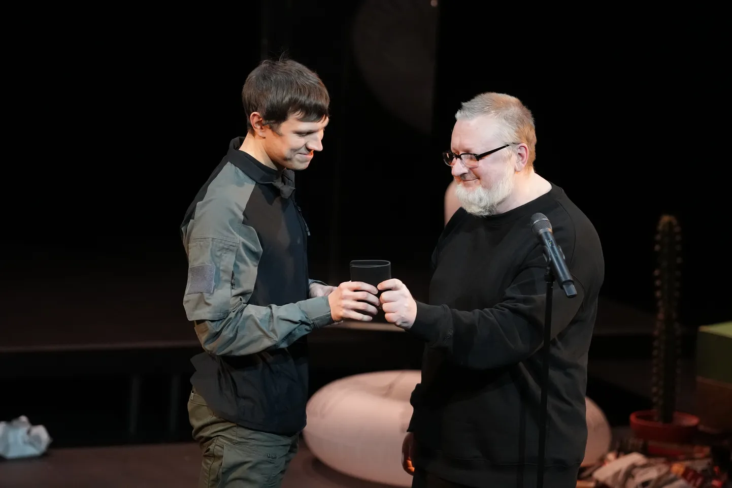 Dzejnieks un literatūrkritiķis Aivars Madris (no kreisās) un filozofs un rakstnieks Ilmārs Šlāpins teātra un kinokritiķa Normunda Naumaņa vārdā nosauktās Gada balvas mākslas kritikā un Jaunā kritiķa vai kritiķes veicināšanas balvas svinīgajā pasniegšanas ceremonijā "NN nakts" Jaunajā Rīgas teātrī.