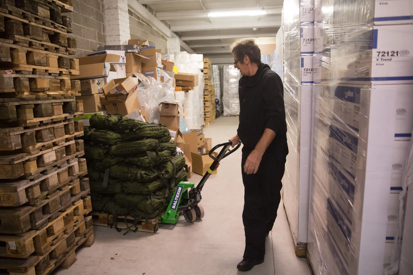 Tarbepaberi, koristustarvikute, puhastusvahendite ja –ainete hulgimüügiga tegeleva perefirma Kaitseingel OÜ omanikud aitavad vabatahtlikuna saata meditsiinivarustust Ukraina sõduritele. Pildil pakib varustust Riho Vassiljev.