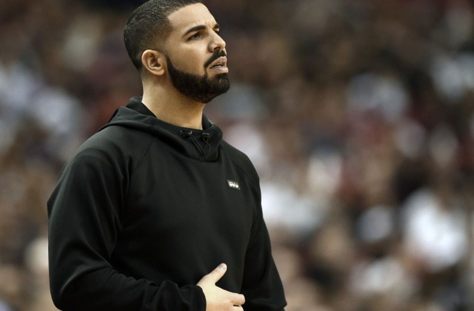 Dreiks (Drake) skatās NBA spēli (Indiana Pacers pret Toronto Raptors)