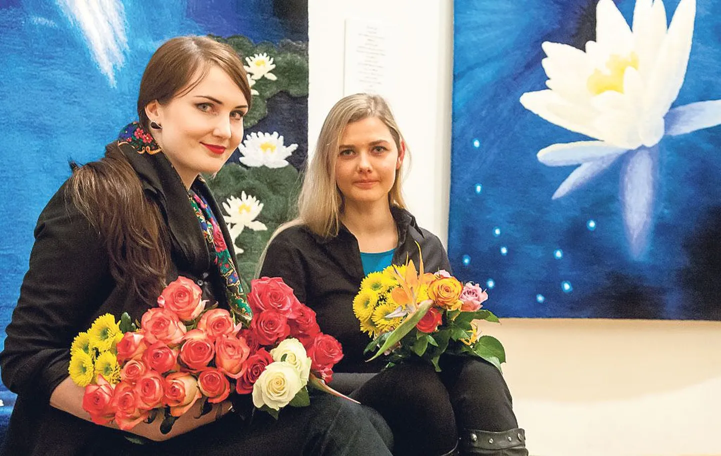 Heleri Alexandra Sits (vasakul) ja Ruth Vassel presenteerivad vaibaga “Väike Eesti konnatiik” ühtaegu nii Eesti looduse ilu kui Valley OÜ tootmise võimalusi.