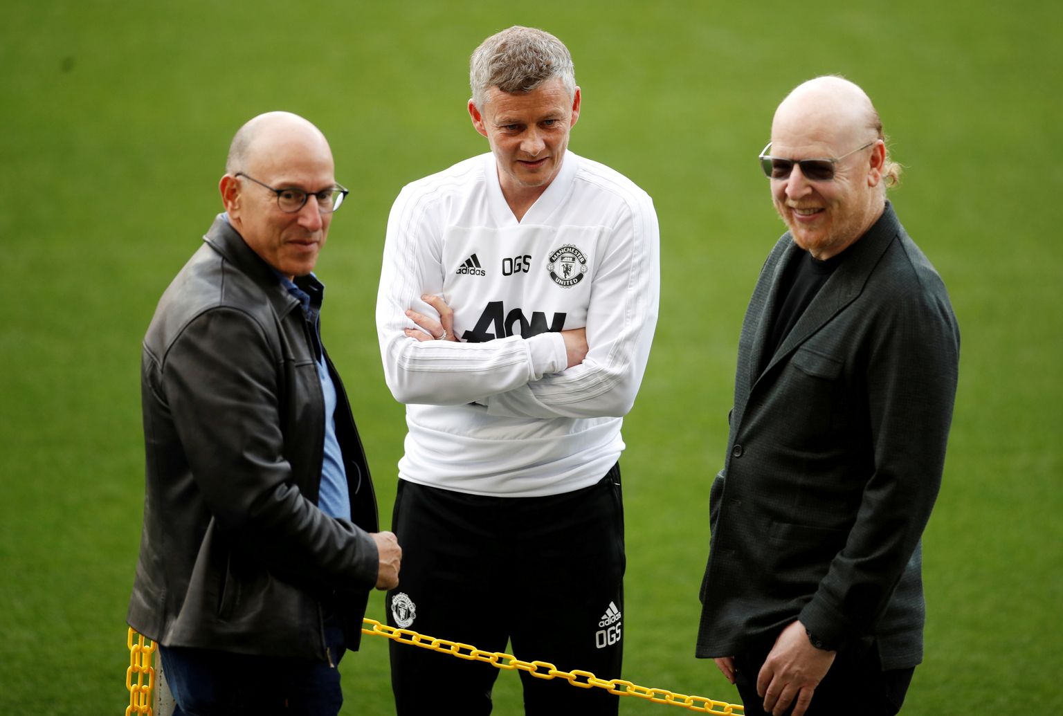 Joel Glazer (vasakul) ja Avram Glazer (paremal) koos Manchester Unitedi eksmängija ja -treeneri Ole Gunnar Solskjæriga.