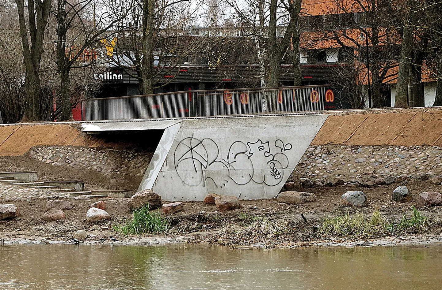 Uhiuus vaateplatvorm soditi täis.