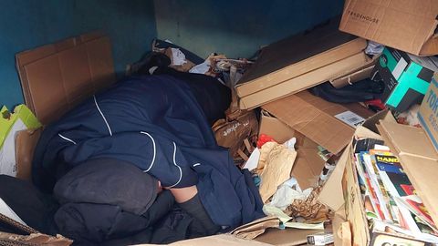 Бездомный отказывается покидать мусорный контейнер