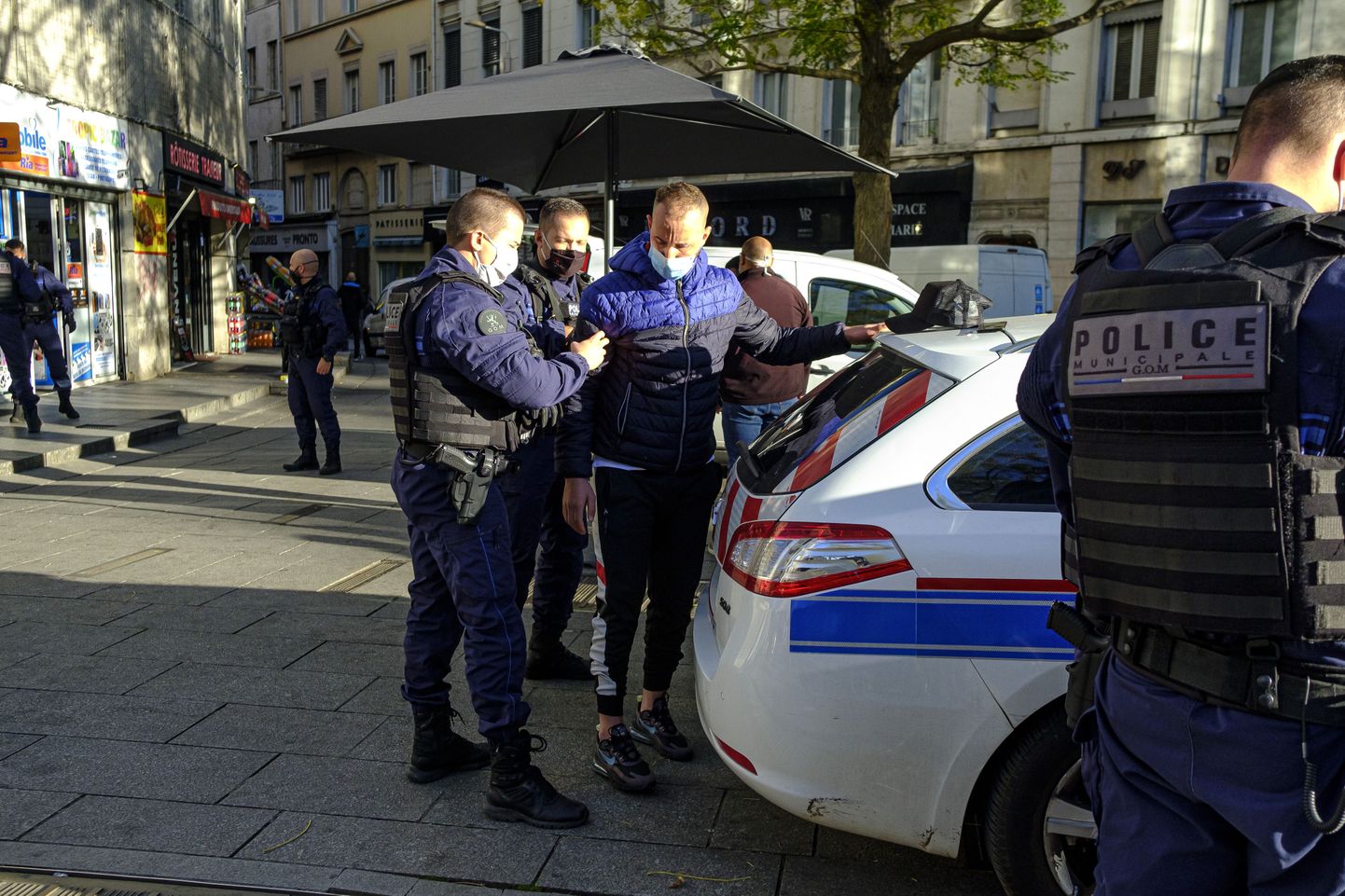 Prantsuse politsei uurimas koroonapiirangute ajal tänaval liikunud inimeste dokumente