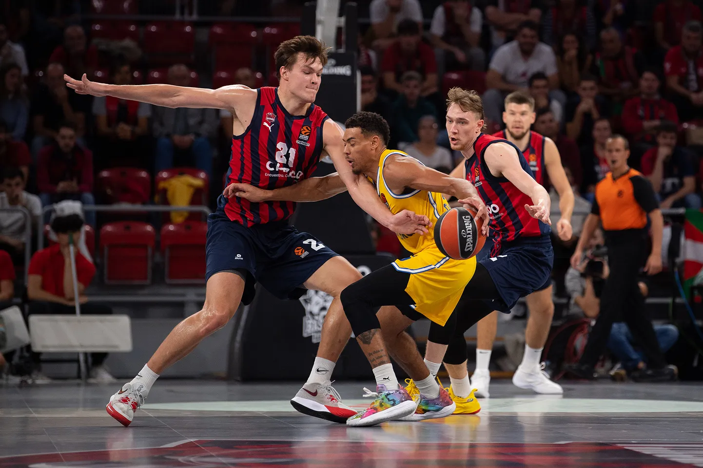 Maik-Kalev Kotsar (vasakul) ja Sander Raieste Euroliiga mängus Tel Avivi Maccabi tähe Wade Baldwini vastu. Vitoria Baskonia mängib hästi nii Euro- kui ka Hispaania liigas.