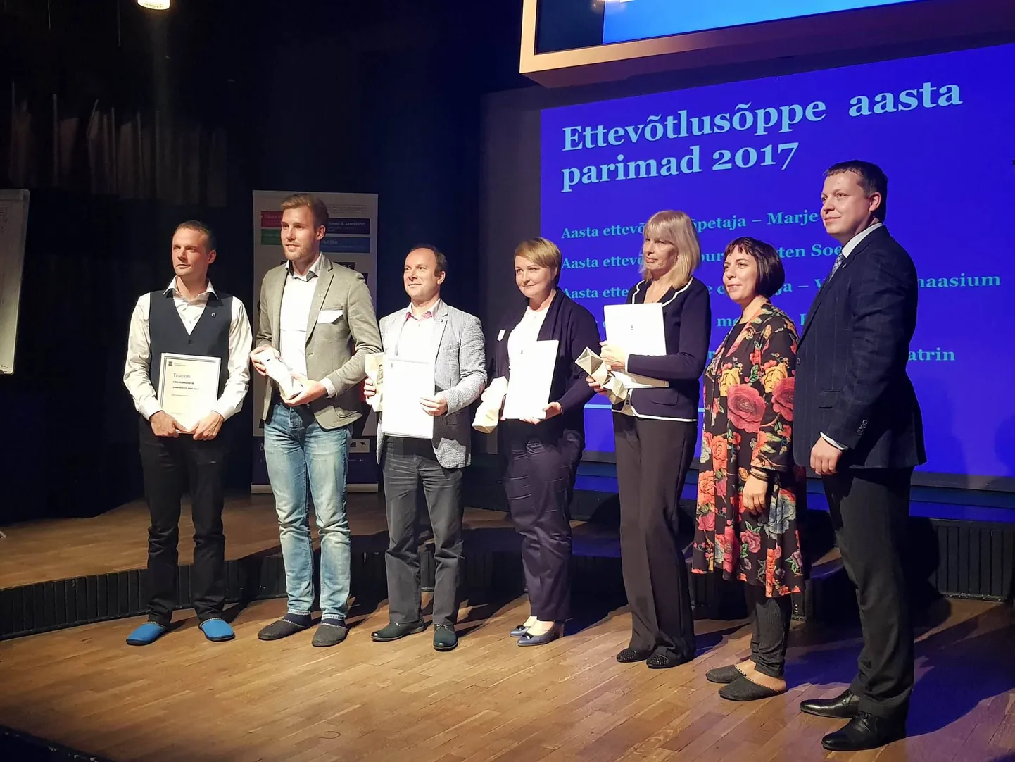 Ettevõtlusõppe tublimate tegijate sekka jõudnud Võru gümnaasiumi nimel võtsid autasu üle kooli direktor Karmo Kurvits (vasakult esimene) ning huvi- ja projektijuht Andri Tallo (vasakult teine). Pildil on veel Kuldar Leis, Katrin Kivisild, Marje Vaan, haridusminister Mailis Reps ja kaubandus-tööstuskoja peadirektor Mait Palts.
