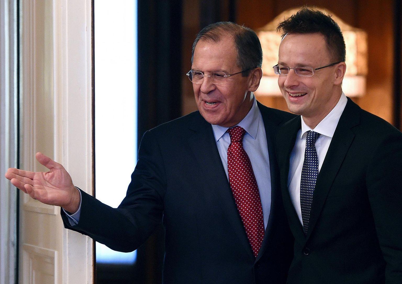 Venemaa välisminister Sergei Lavrov (vasakul) ja tema Ungari ametivend Péter Szijjártó 2015. aastal Moskvas. Nüüd kohtuvad välisministrid taas Venemaa pealinnas. 