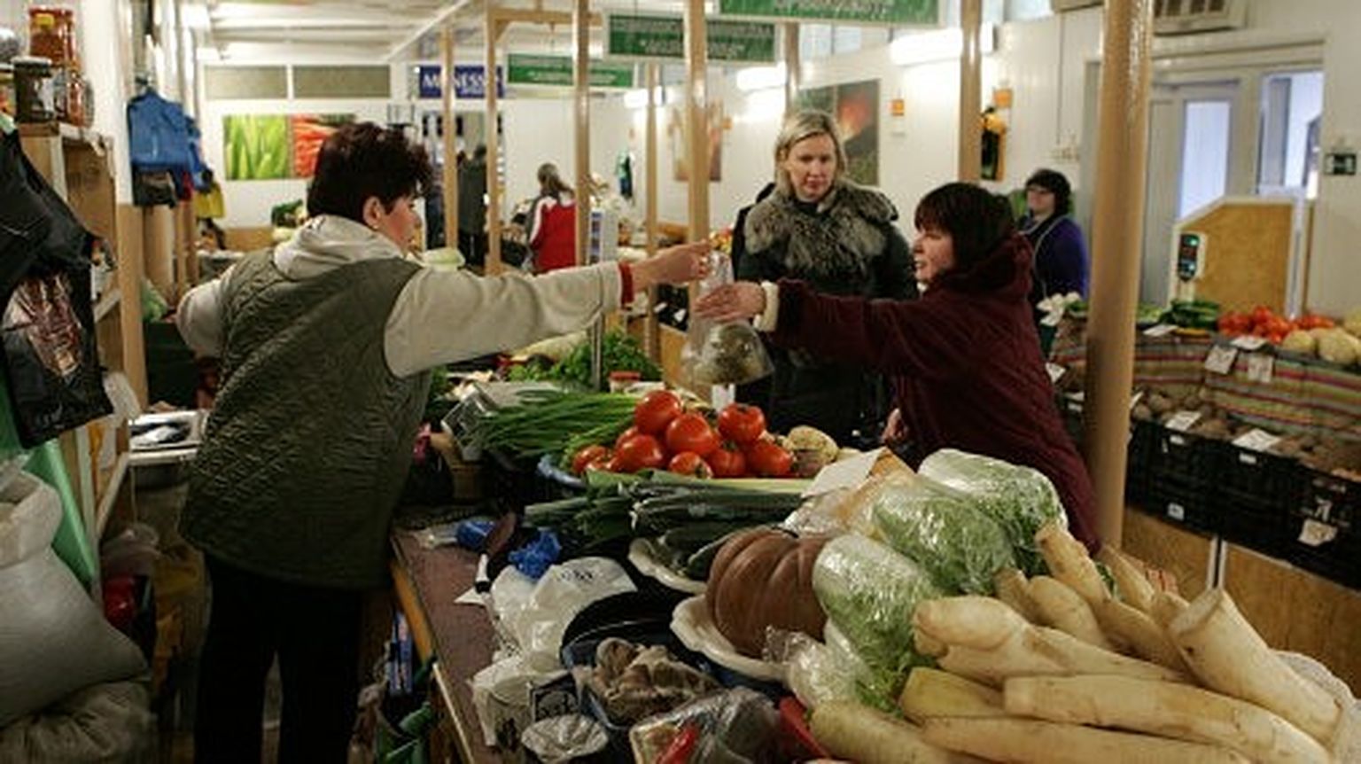Торговля в Центре латвийских крестьян на территории Чиекуркалнского рынка