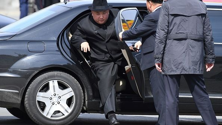 Ким Чен Ын вылезает из дорогого авто.