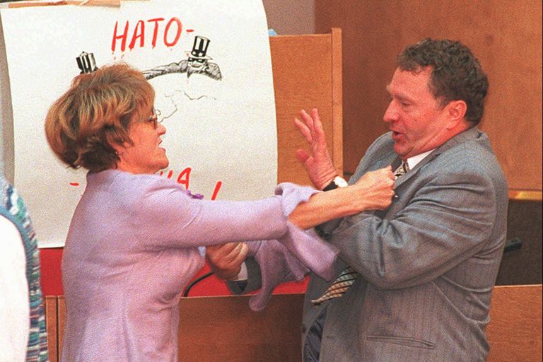 Депутат Евгения Тишковская бьет Владимира Жириновского на пленарном заседании Госдумы. 9 сентября 1995 года