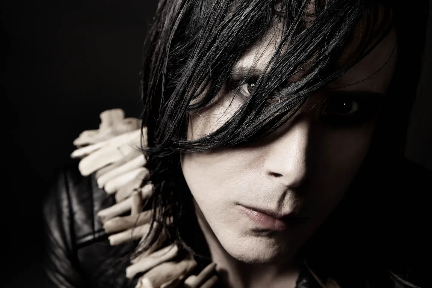 Briti laulja, multi-instrumentalist ja videokunstnik Chris Corner annab koos oma bändiga IAMX Eestis kontserdi