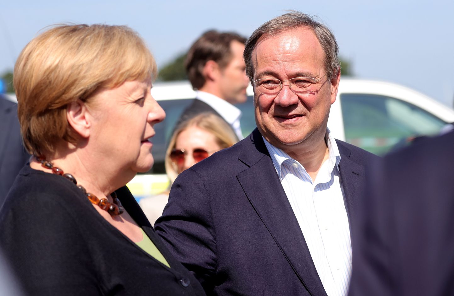 Liidukantsler Angela Merkel ja tema mantlipärija Armin Laschet.