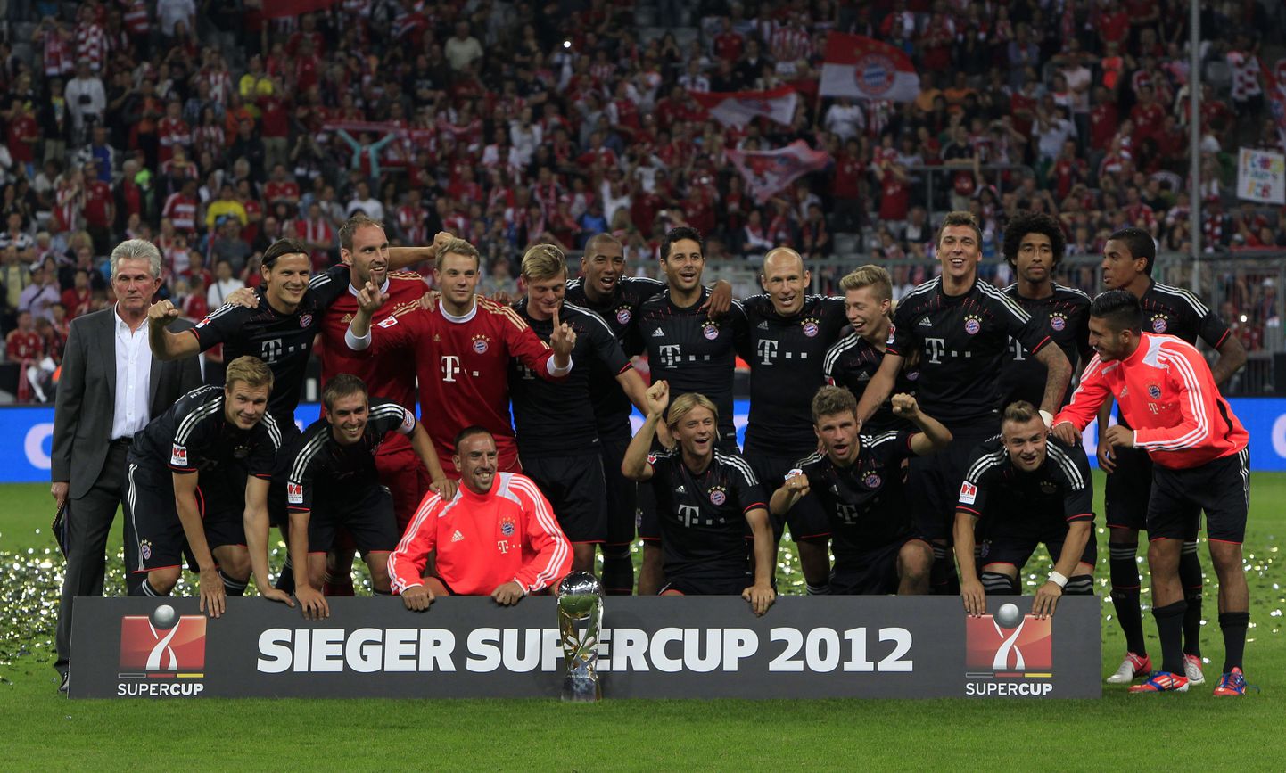 Bayerni meeskonna ühispilt pärast superkarika võitmist