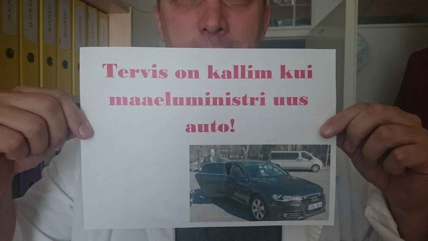 Kuido Nõmm kutsub padjasõdalasi üles plakateid meisterdama.