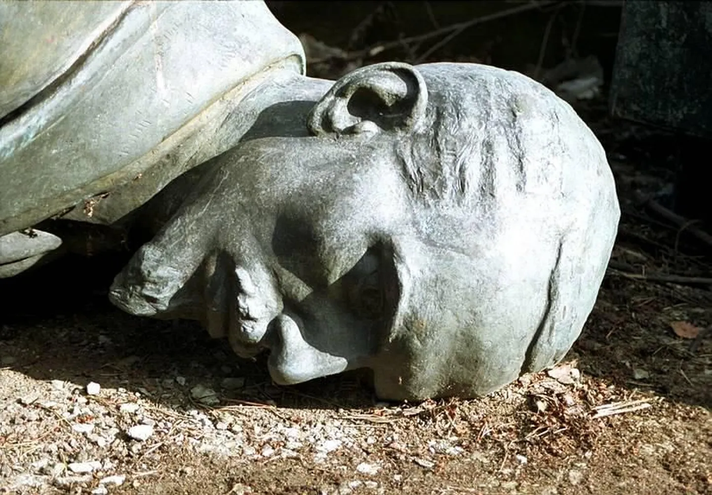 Viktor Kingissepa skulptuur pikali asendis