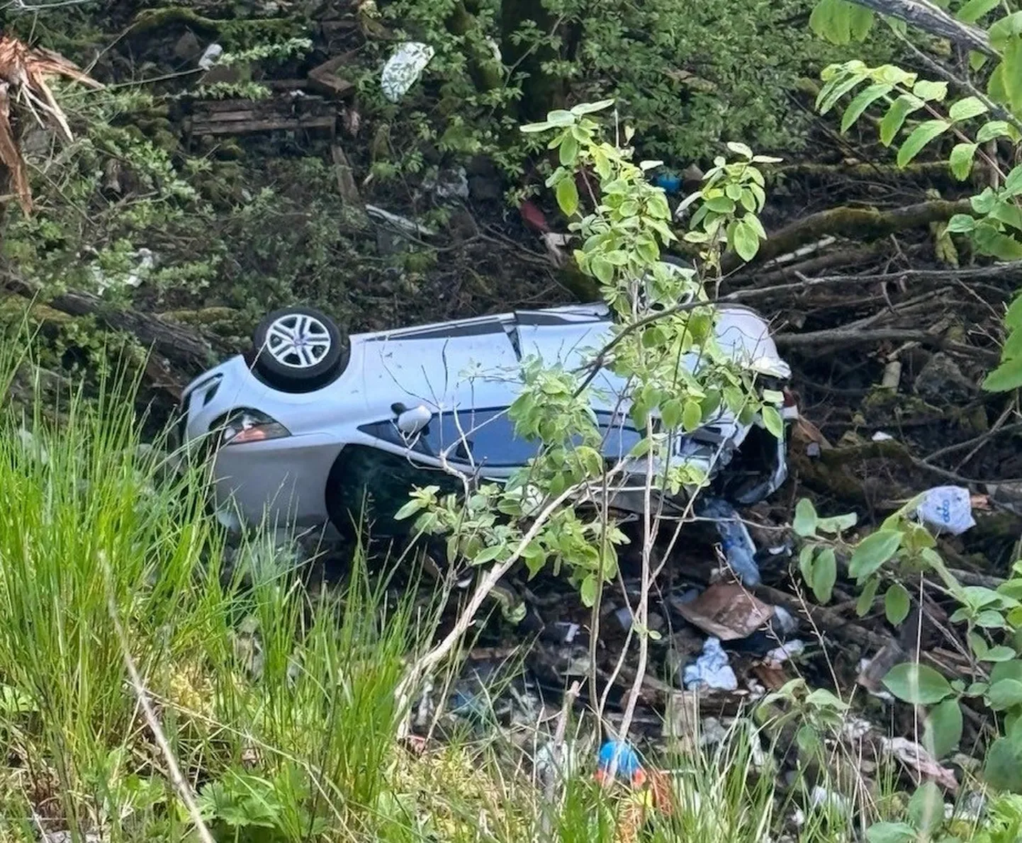 Järsakust alla veerenud sõiduauto jäi pidama pankranniku astangul.