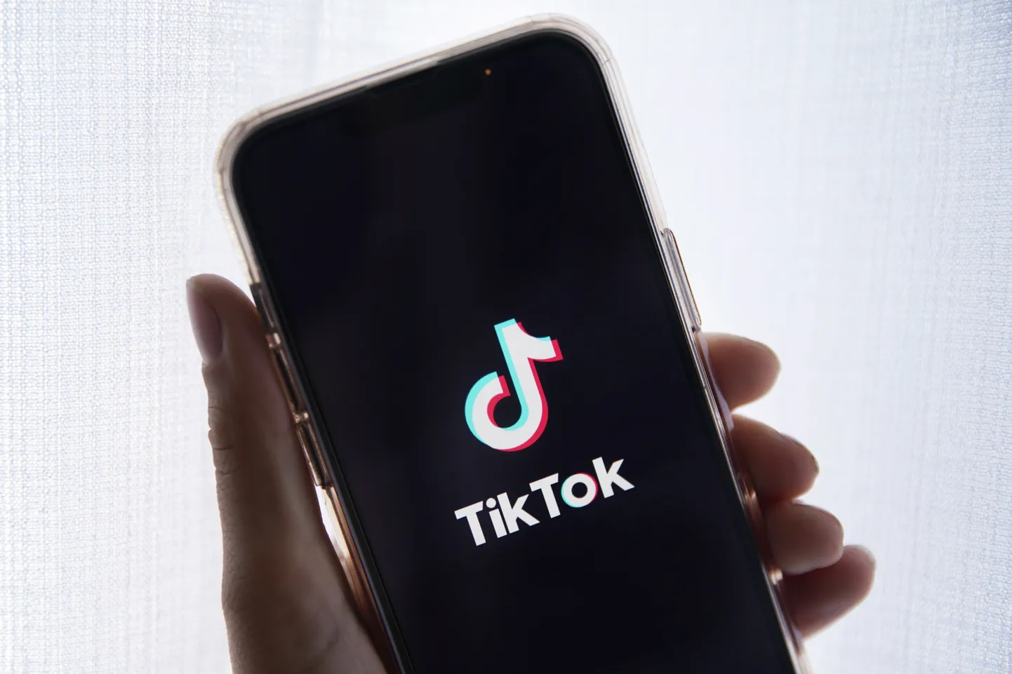 TikTok nutitelefonis.