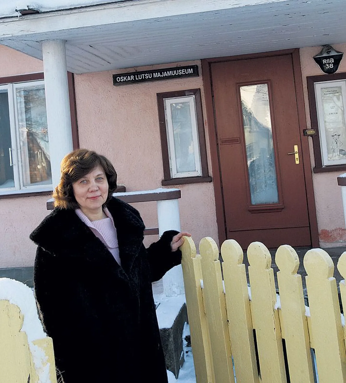 Oskar Lutsu majamuuseumi kuraator Liivi Rosenvald avas värava.